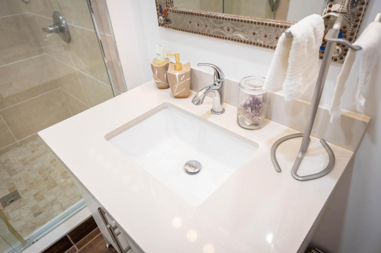 Apartament Bright Parkdale Court - Little Portugal W/ Free Parking Toronto Zewnętrze zdjęcie