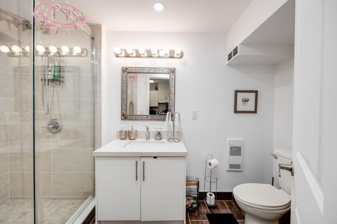 Apartament Bright Parkdale Court - Little Portugal W/ Free Parking Toronto Zewnętrze zdjęcie