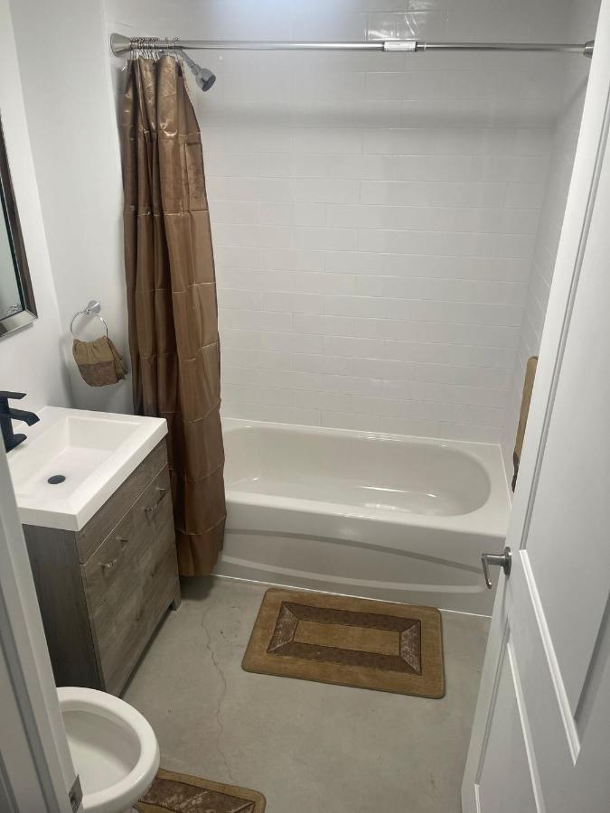 Apartament Bright Parkdale Court - Little Portugal W/ Free Parking Toronto Zewnętrze zdjęcie