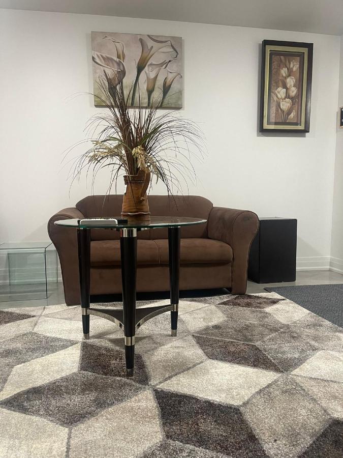 Apartament Bright Parkdale Court - Little Portugal W/ Free Parking Toronto Zewnętrze zdjęcie