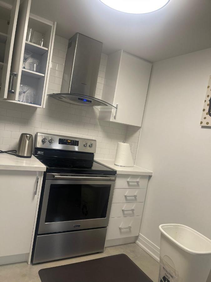 Apartament Bright Parkdale Court - Little Portugal W/ Free Parking Toronto Zewnętrze zdjęcie