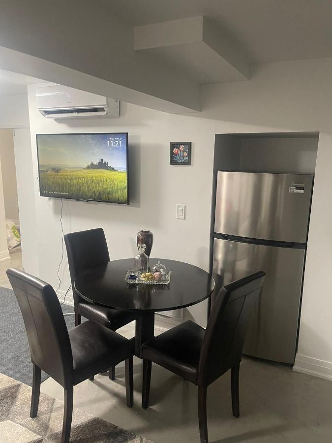 Apartament Bright Parkdale Court - Little Portugal W/ Free Parking Toronto Zewnętrze zdjęcie