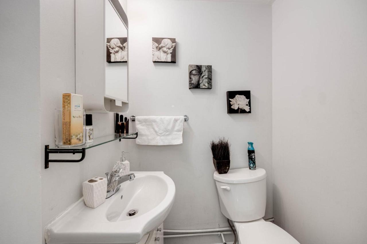 Apartament Bright Parkdale Court - Little Portugal W/ Free Parking Toronto Zewnętrze zdjęcie